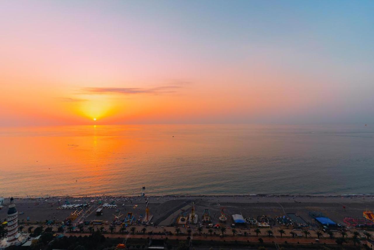 Orbi City Suite With Sea View Batoemi Buitenkant foto