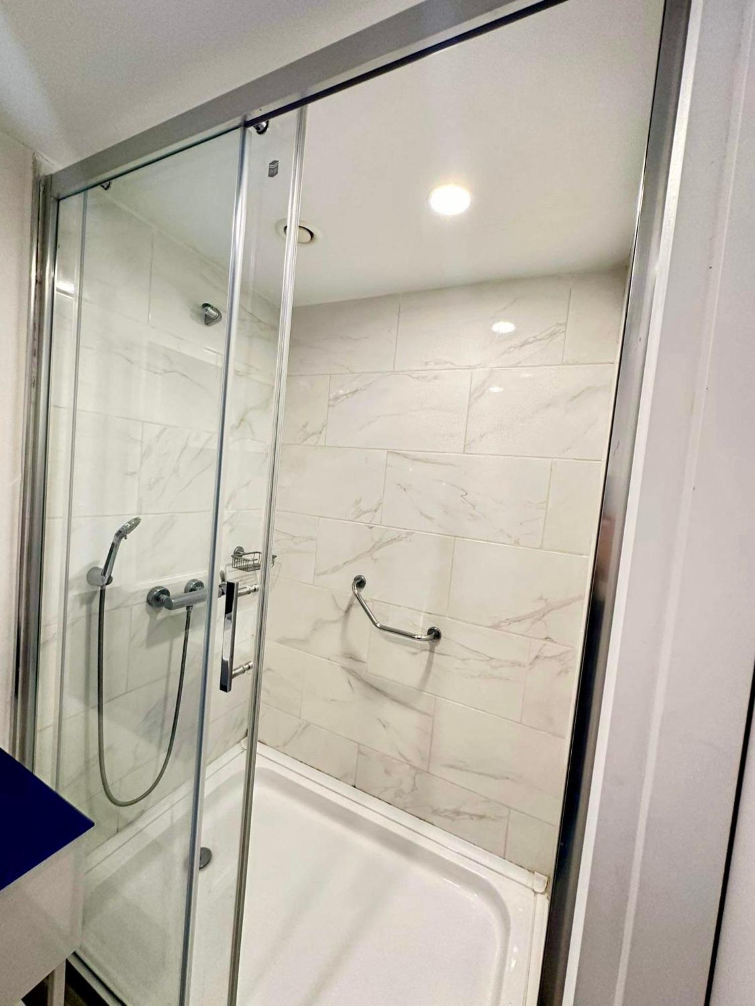 Orbi City Suite With Sea View Batoemi Buitenkant foto